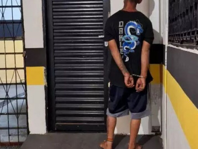 Jovem é flagrado entrando em presídio para "fazer negócio"