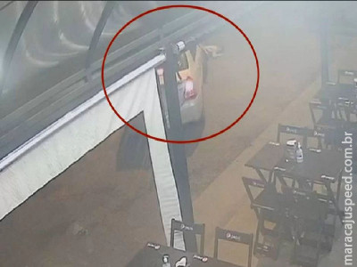 Motorista quase é atropelado pelo próprio carro durante assalto