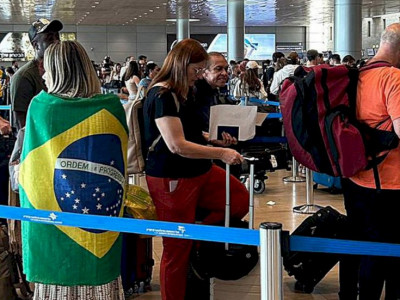 Primeiro avião da FAB com brasileiros resgatados em Israel chega a Brasília