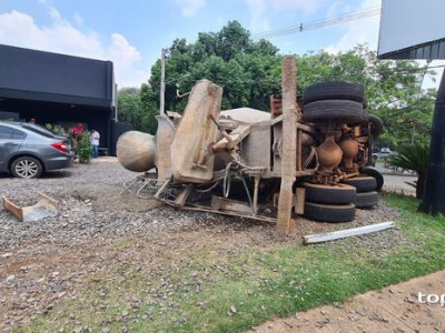 Caminhão desgovernado tomba e destrói semáforo em Campo Grande