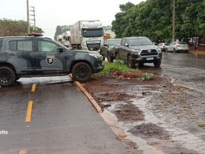 Caminhonete roubada seria levada para a Bolívia