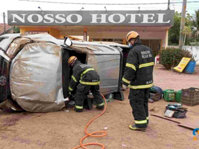 Condutor perde controle e tomba caminhonete na BR-163