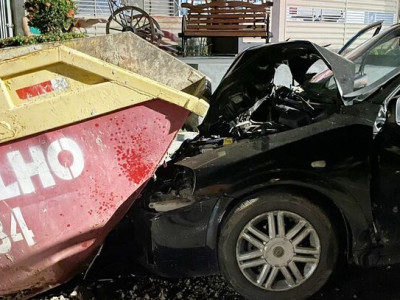 Freio falha e mulher bate carro em caçamba de entulho em Coxim