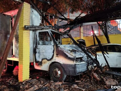Incêndio destrói veículos em oficina na Avenida Ceará