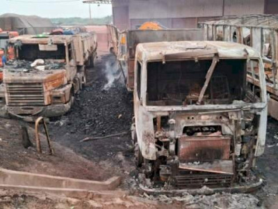 Incêndio em carga de carvão atinge 3 carretas no Porto Seco