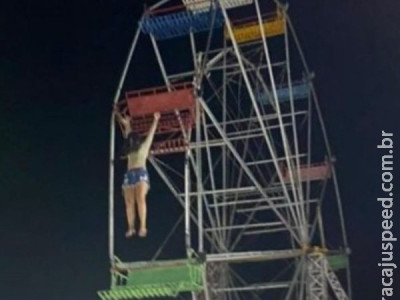 Jovens despencam de roda gigante em parque de diversões