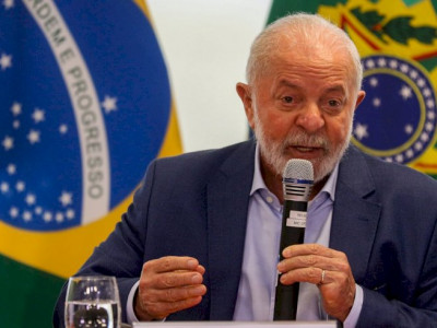 Lula pede que obras avancem sem “repetir possíveis equívocos