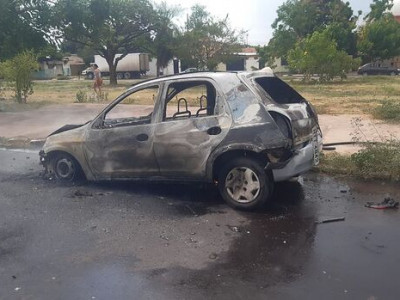 Pane elétrica em carro incendeia carro em Corumbá