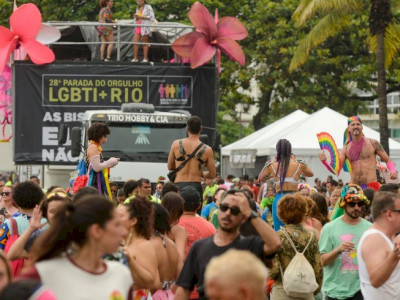 Parada LGBTI+ ocupa orla de Copacabana contra retrocessos