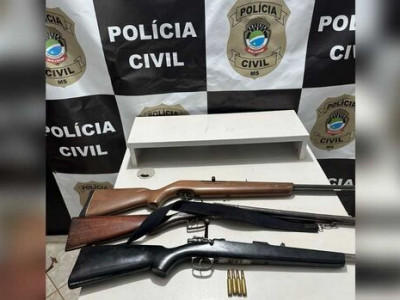 Polícia apreende fuzil e rifles escondidos em mata em Eldorado