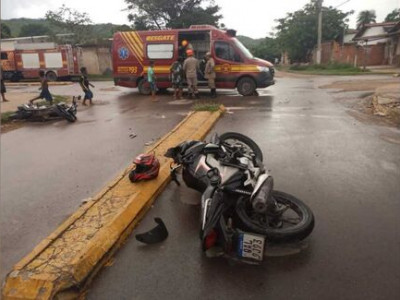 Acidente com motos deixa dois feridos em Corumbá