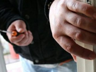 Bandidos invadem residência ameaçam morador e cometem furto