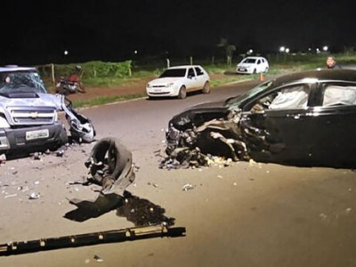 Batida entre carros deixa motorista presa às ferragens
