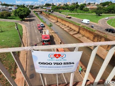 Bombeiros resgatam homem dentro de córrego da Ernesto Geisel