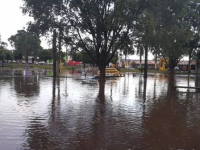 Chuva de granizo e ventania causam estragos em Cassilândia