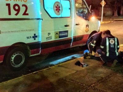 Homem é encontrado esfaqueado em rua de Dourados