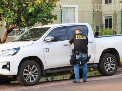 Ladrões assaltam mulher em frente a salão e roubam caminhonete