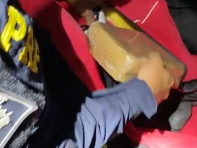 Motorista é flagrado transportando maconha e cocaína em veículo