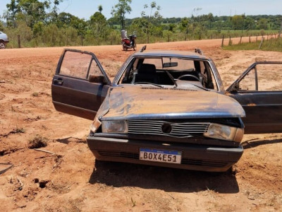 Mulher fica ferida após capotar veículo em estrada vicinal