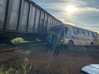 Ônibus escolar bate contra trem em cidade de MS