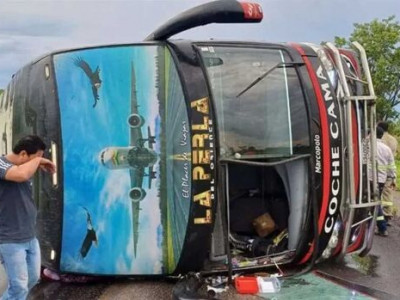 Ônibus tomba e deixa feridos na estrada Bioceânica