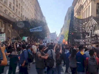 Panelaços voltam às ruas da Argentina contra Milei, que promete mais medidas
