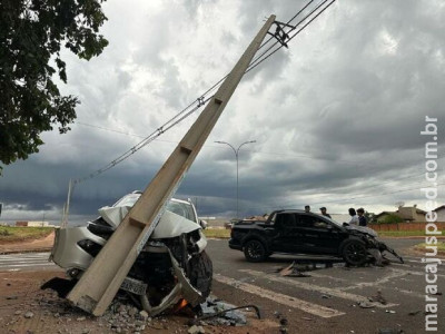 Picape bate em poste e motorista fica ferida em Nova Andradina