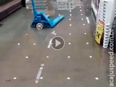 Temporal em Coxim invadiu supermercado e alagou ruas da cidade
