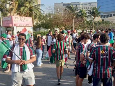 Torcedores do Fluminense fazem festa em frente ao hotel do time antes da final do Mundial