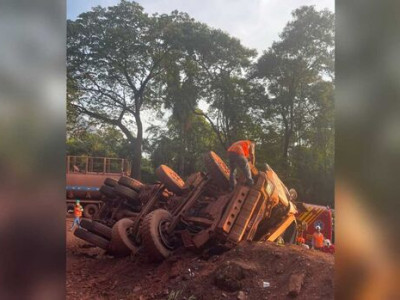 Trabalhador fica retido em caminhão tombado em mineradora em Corumbá