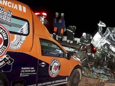 Acidente entre caminhão e ônibus deixa 25 mortos na Bahia