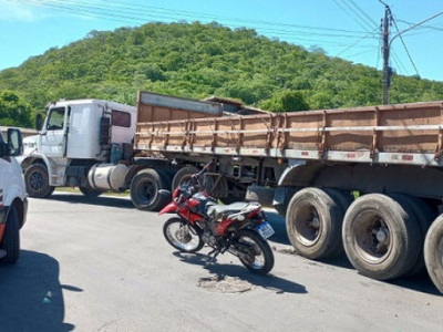 Acidente entre moto e caminhão deixa dois feridos em Corumbá