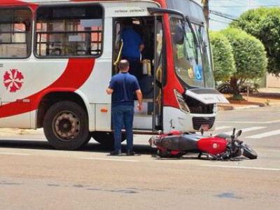 Acidente entre ônibus e moto deixa criança ferida na Brilhante