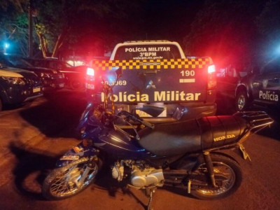 Após fuga em motocicleta, jovem e menor vão para delegacia