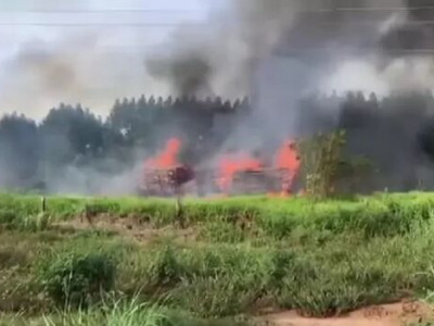 Carreta pega fogo e deixa trânsito parado na BR-262