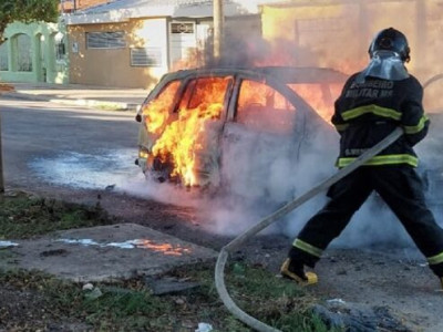 Carro é completamente destruído após pegar fogo em Corumbá