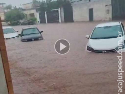  Chuva causa enchente e arrasta carros em Corumbá
