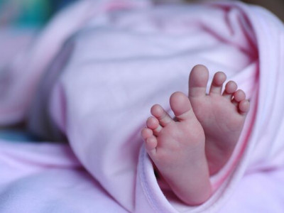 Com sinais de estupro, bebê morre e pais são presos na Bahia