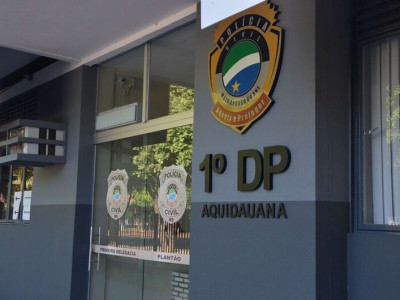 Homem é preso após ser flagrado enforcando a esposa