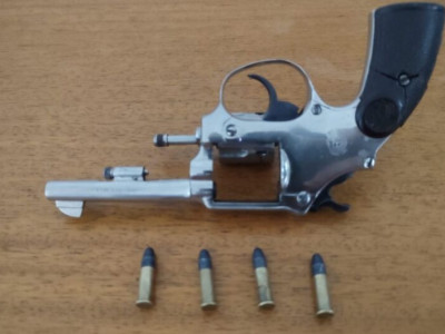 Homem é preso por posse irregular de arma de fogo e munições