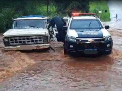 Homens são resgatados pela PM durante enchente na capital