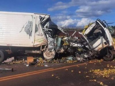 Jovem morre em batida entre dois caminhões no Paraguai