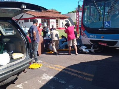 Motociclista fica com pernas presas embaixo do ônibus na Presidente Vargas