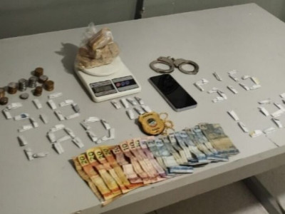 Mulher é presa em flagrante por tráfico de drogas