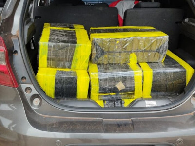 Polícia apreende maconha e skunk em Ford Ka