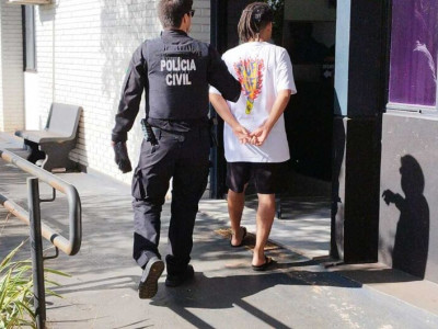 Polícia cumpre mandados de busca e apreensão e apreende maconha