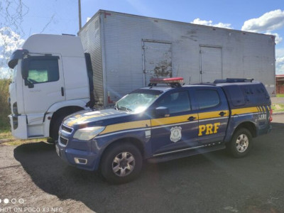 Polícia recupera caminhão que seria levado para a fronteira