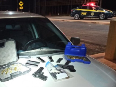Policiais encontram cocaína, pistolas e munições em veículo