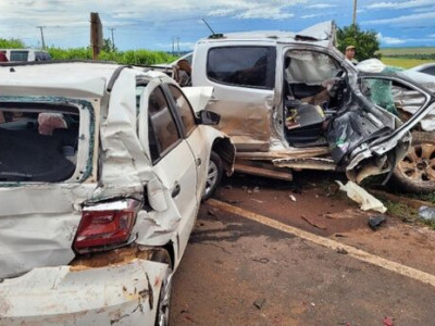 Batida envolvendo carros e carreta deixa dois feridos na BR-163, em São Gabriel do Oeste