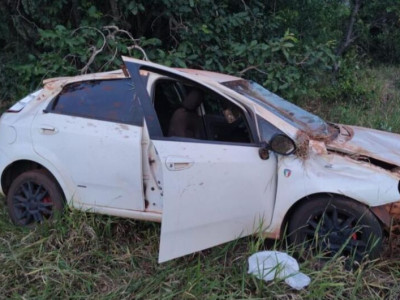 Capotamento deixa motorista ferido em rodovia estadual